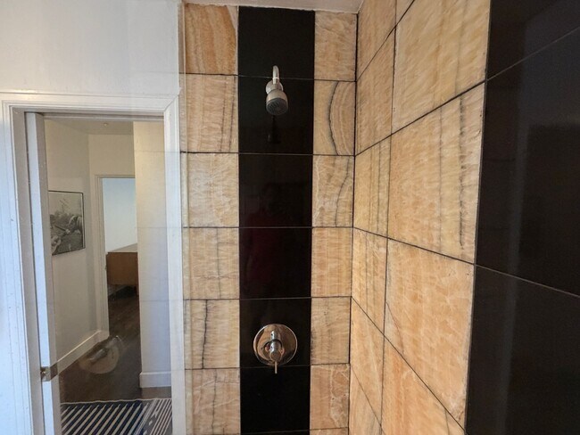 Building Photo - Turnkey Top-Floor Living in Gated Community Near City Park, Dining & Hospitals