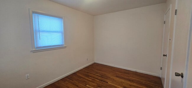 Building Photo - South Shores! 3 bedroom, 1 bath, 2 car garage!