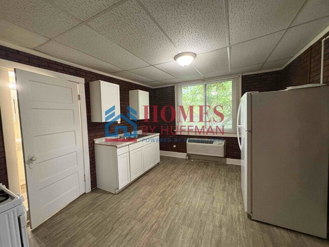 Building Photo - Efficiency Unit | Upstairs
