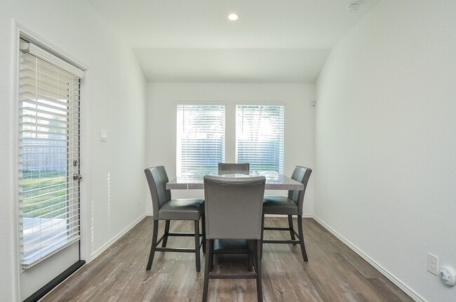 Building Photo - 11921 Summer Oak Trl