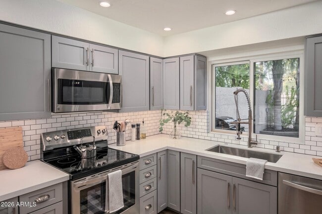 Building Photo - 322 E Bluebell Ln