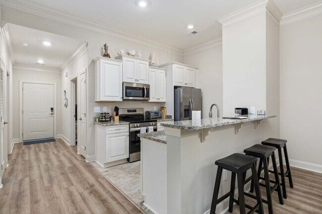 Building Photo - 587A Sunnyside Ave