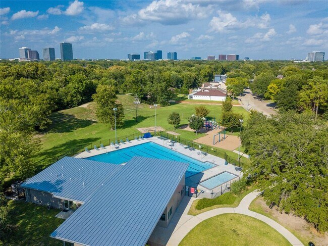 Building Photo - 1526 Forest Home Dr