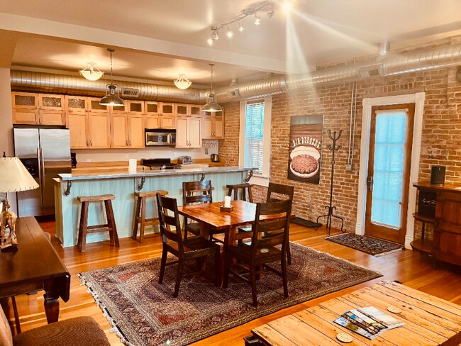 Building Photo - 214 S 2nd St