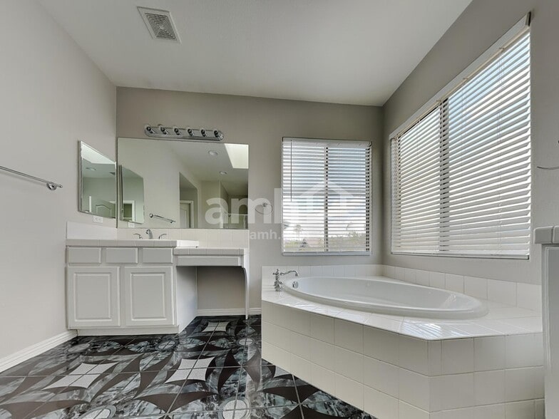 Building Photo - 9028 W Wolf Dancer Ave