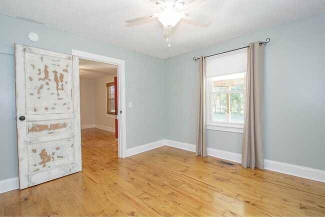 Building Photo - 2877 Old Clarksville