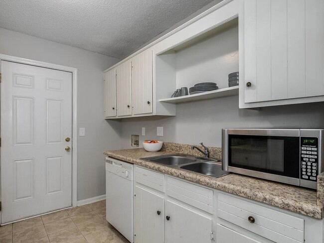 Building Photo - Super cute 1 bedroom, 1 bathroom, corner u...