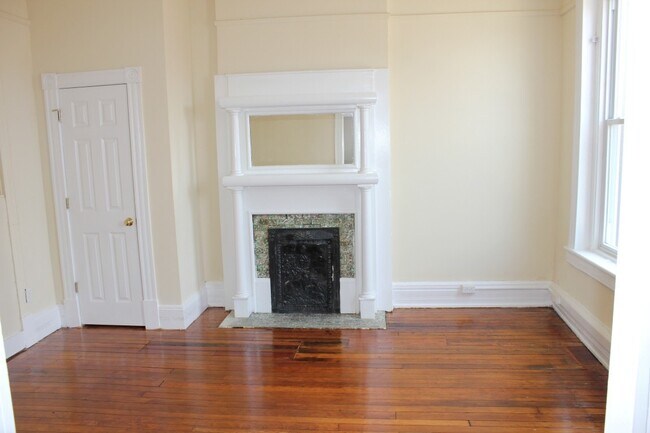 Building Photo - Spacious four bedroom, two full bath Fan/VCU area home. Available in August.