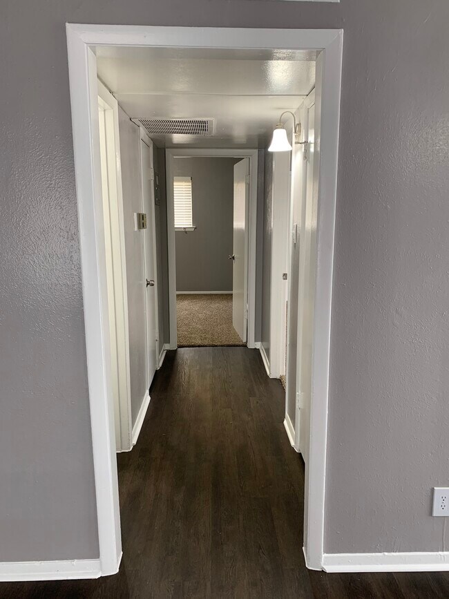 Building Photo - 411-411 Ponder Ave