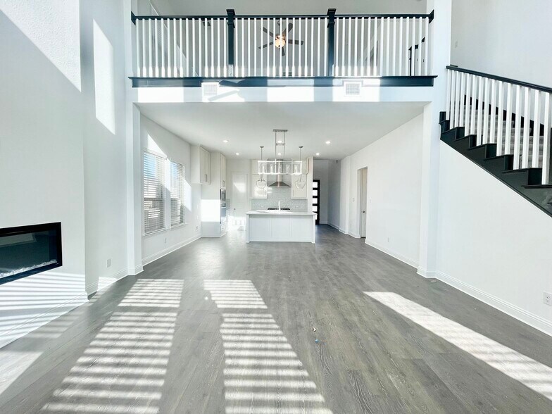 Building Photo - 16643 Chadwell Dr
