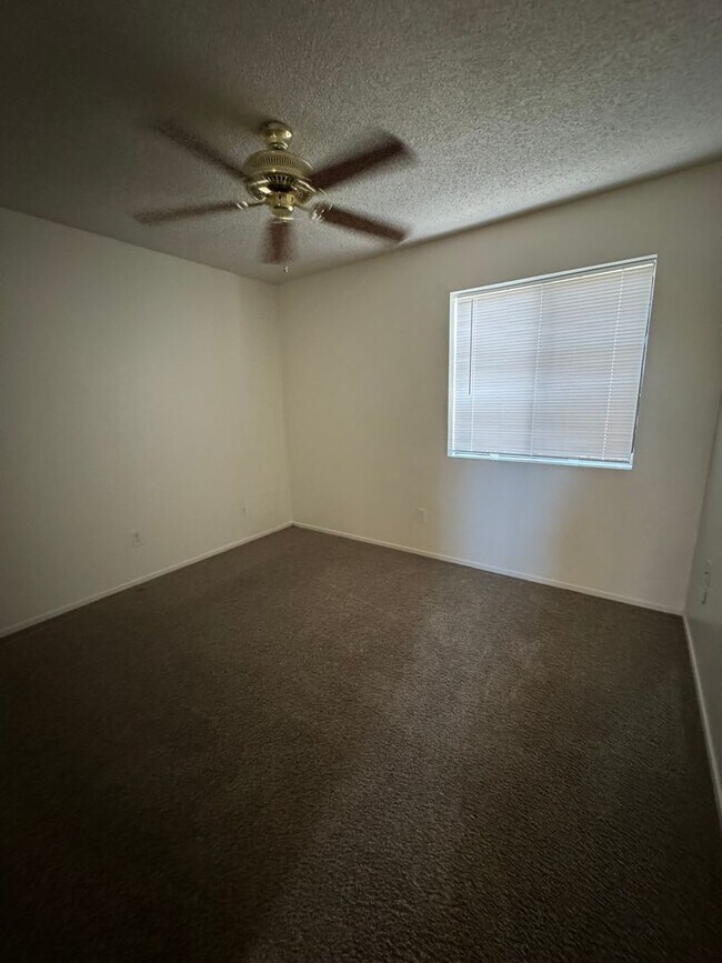 Building Photo - Condo in Southwest Bakersfield