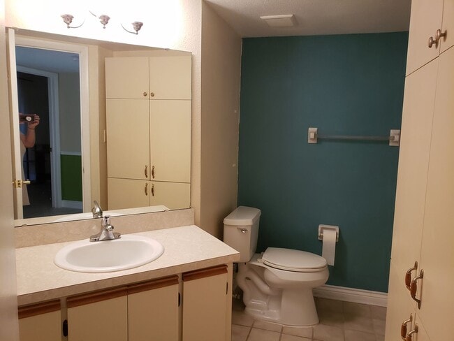 Building Photo - Oaks IV  Condominium-First Floor for Annual Rent