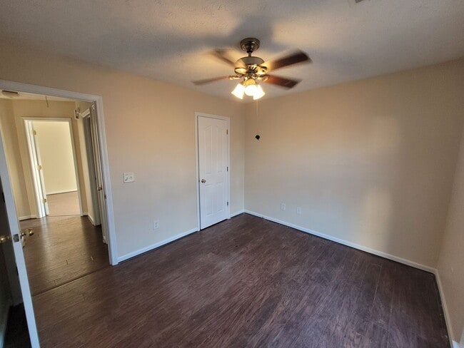 Building Photo - 4 bedroom 2 bath