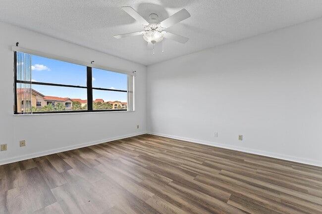 Building Photo - 700 Uno Lago Dr