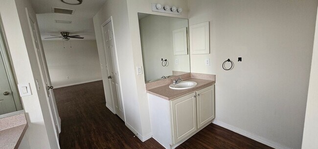 Building Photo - 1530 SW 19th Ave