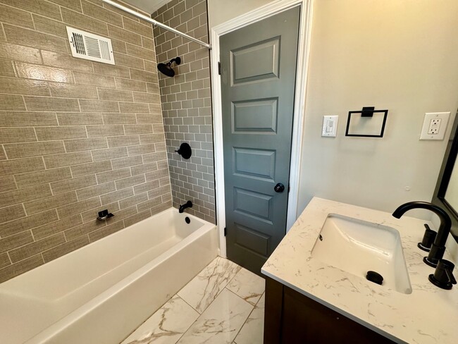 Building Photo - Awesome in Atlanta - 4 Bedrooms