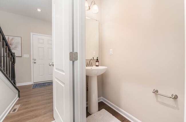 Building Photo - Fully furnished brand new construction. Luxury in HOA with pool