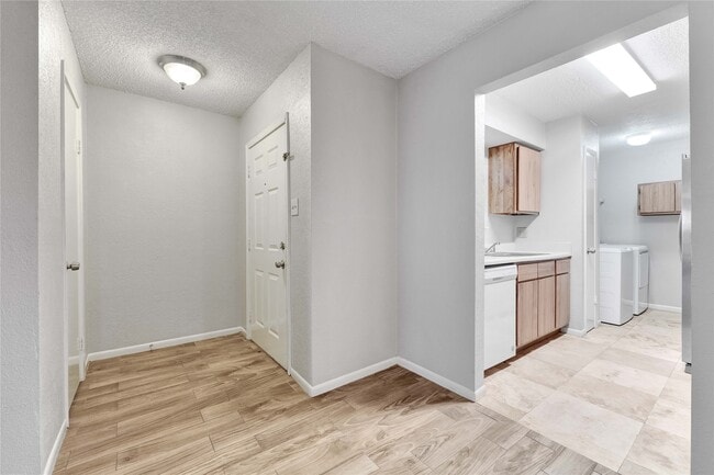 Building Photo - 2800 Jeanetta St