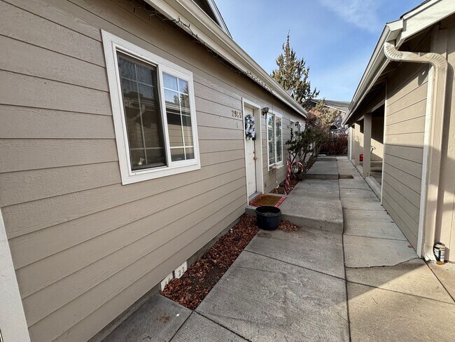 Primary Photo - 2 Bed/2 Bath Apartment in NE Bend - Worthi...
