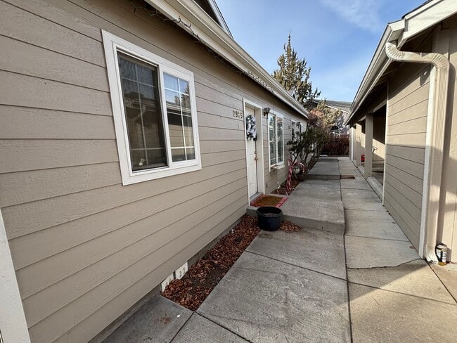 Building Photo - Conveniently Located 1 Bed/1.5 Bath Apartment - NE Bend