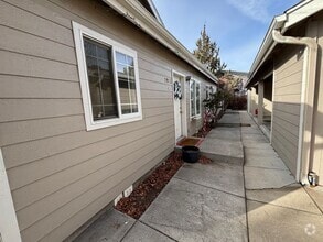 Building Photo - 2 Bed/2 Bath Apartment in NE Bend - Worthi...