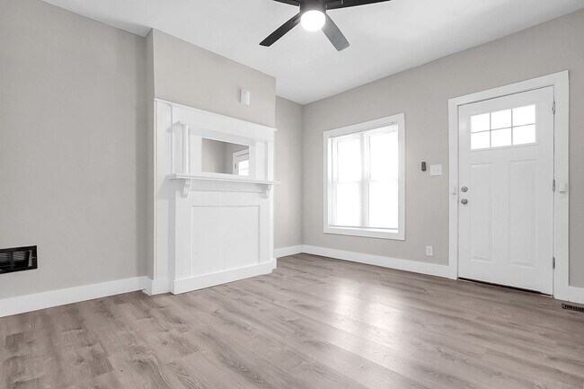 Building Photo - Newly Updated 2 Bedroom Home – Bright, Mod...
