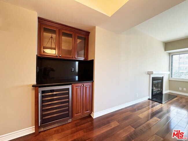 Building Photo - 10520 Wilshire Blvd