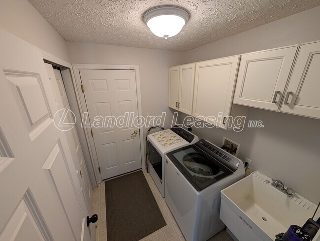 Building Photo - 33317 Fairport Dr