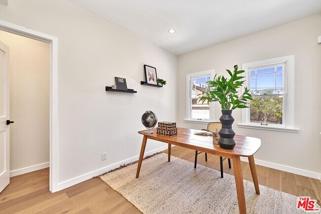 Building Photo - 916 S Victoria Ave