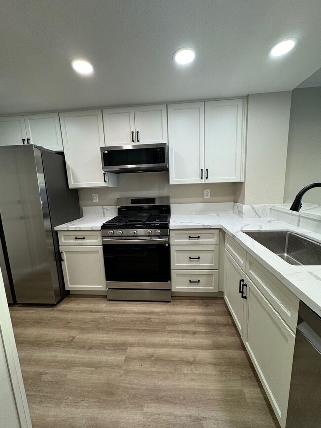 Building Photo - Condo for rent in Oxnard Near Cabrillo Park