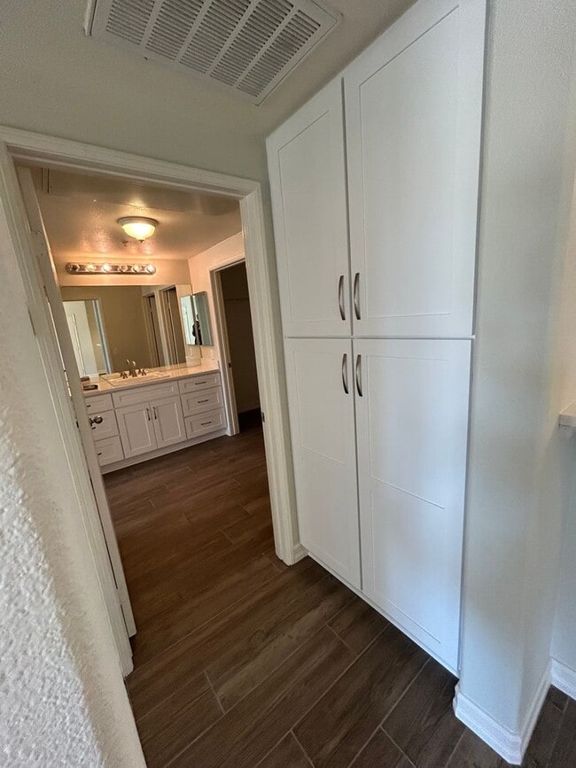 Building Photo - Temecula PKwy. 1 Bedroom, 1 Bath Condo with Garage