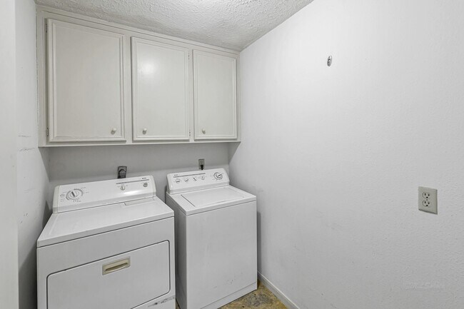 Building Photo - 3647 Marywood Dr