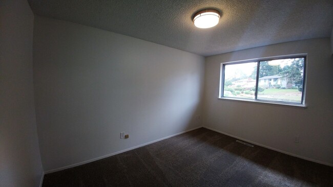 Building Photo - Newly Renovated 3 Bedroom Rambler w/ bonus room!!