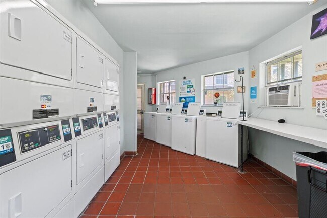 Building Photo - 2425 Ashdale Dr