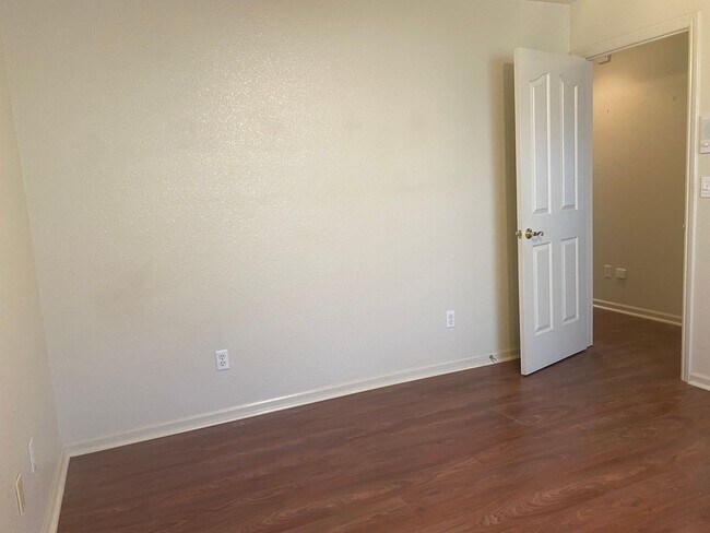 Building Photo - Beautiful Lakefront Home in the Vineyard! 55+ community