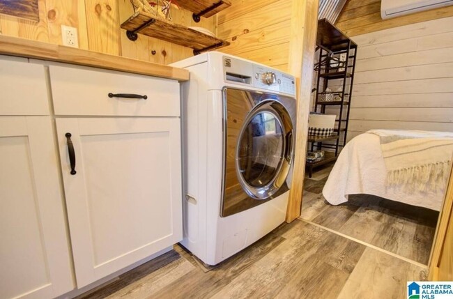 Building Photo - AIRBNB RENTAL ONLY - KARAGAN COTTAGE