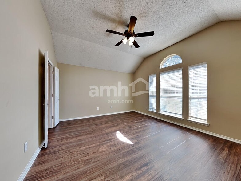 Building Photo - 733 Grandview Ave