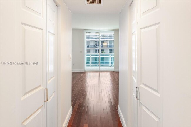 Building Photo - 1800 N Bayshore Dr