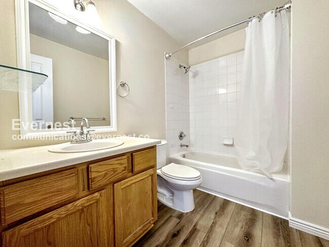 Building Photo - 3-Bedroom Town Home with Washer/Dryer / Av...