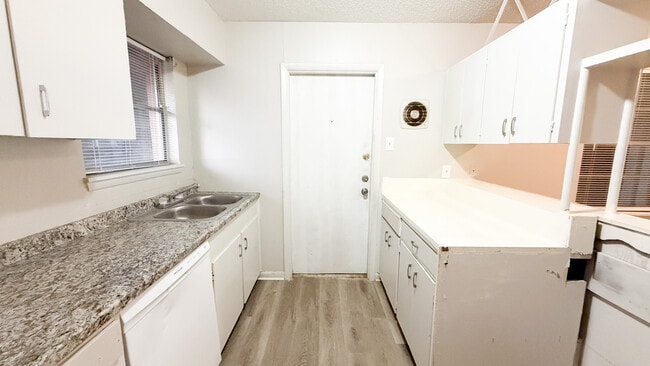 Building Photo - Kentwood Apartments