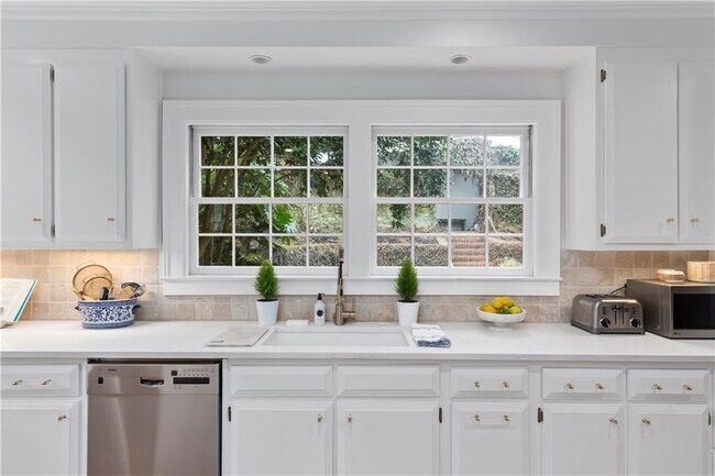 Building Photo - 3056 E Pine Valley Rd NW