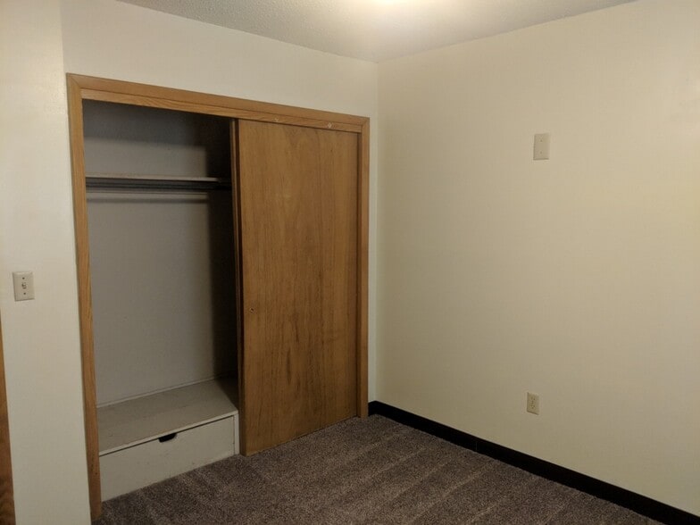 Building Photo - 708 W 12th St