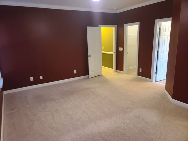Building Photo - Spacious low maintenance living in a conve...