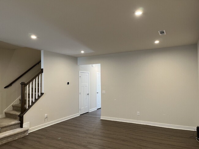 Building Photo - "Charming 3-Bedroom Townhouse with 2.5 Baths on Riverbrook Drive – Your Perfect Gallatin Retreat!"