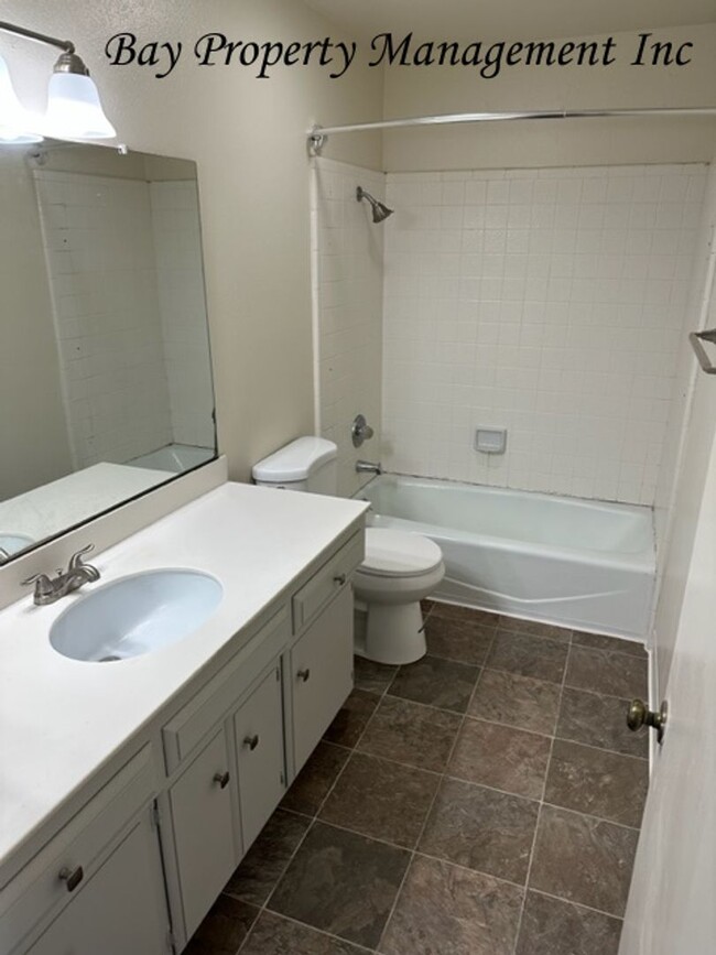 Building Photo - Gated Willowood condo with 3 bedrooms, 2 1...