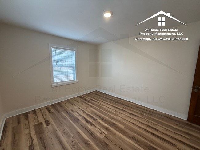 Building Photo - 703 W 7th St