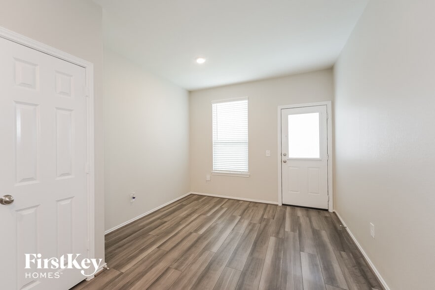 Building Photo - 5831 Longhorn Run Ln