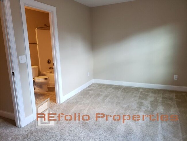 Building Photo - Lovely 3 Story 3 Bedroom 3.5 Bath 1 Car-Ga...