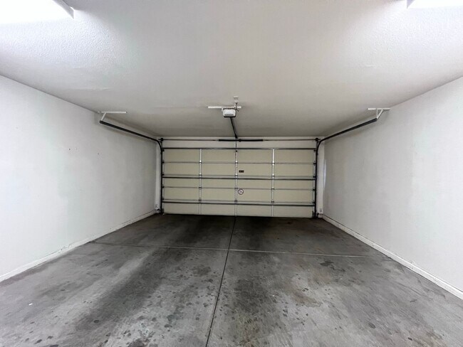 Building Photo - BEAUTIFUL UPGRADED CONDO/MANY AMENITIES - 3 BED, 2 BATH