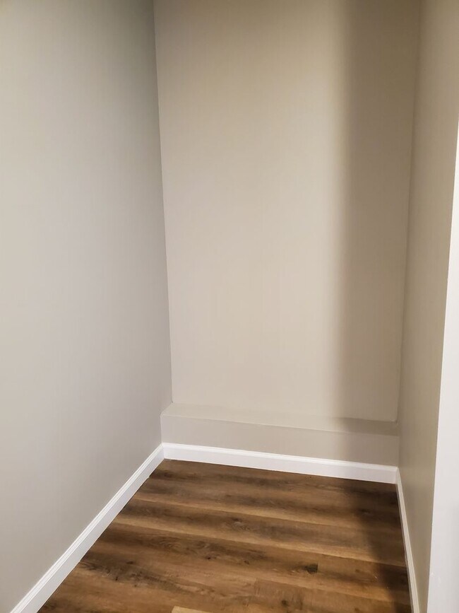 Building Photo - 2 bed, 1.5 bath Townhouse